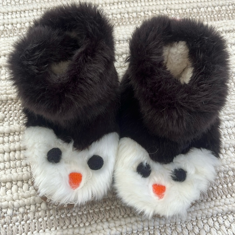 Like new! Hanna Andersson Penguin slippers size 9/10 toddler